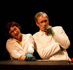 Théâtre pour enfants SYSTEME 2 CIE LES PIEDS DANS LE VENT CHENEE