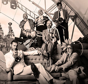 Internationaal varieté MNOZIL BRASS SONS D'UNE NUIT D'ETE 2020 NUITS ST GEORGES